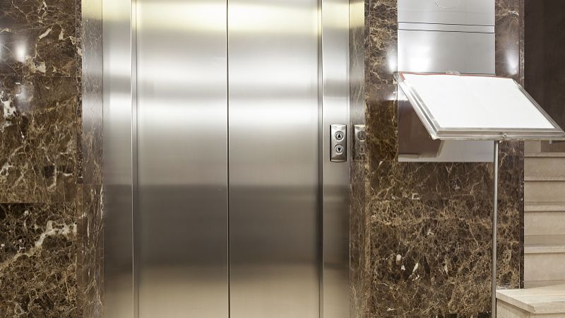 兴义电梯公司讲解电梯变频器的维护方法
